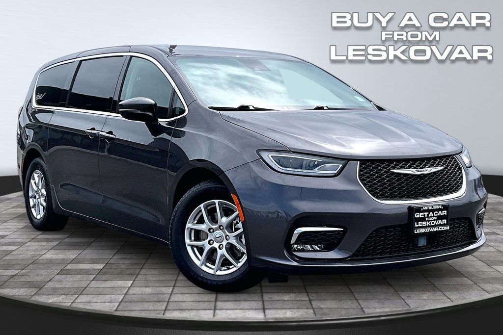 2023 Chrysler Pacifica Touring L's photo