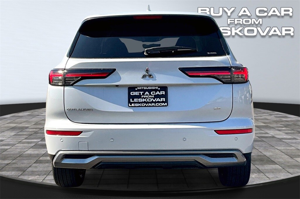 2025 Mitsubishi Outlander SE photo 4