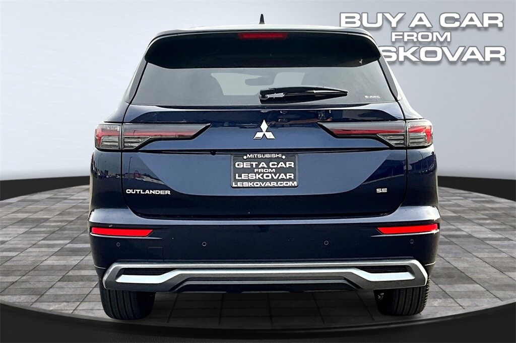 2025 Mitsubishi Outlander SE photo 3