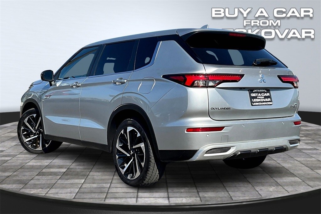 2023 Mitsubishi Outlander PHEV SE photo 2
