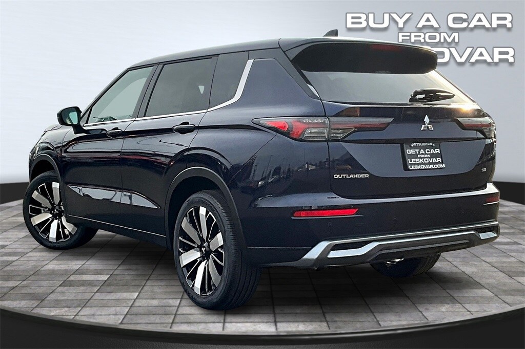 2025 Mitsubishi Outlander SE photo 2