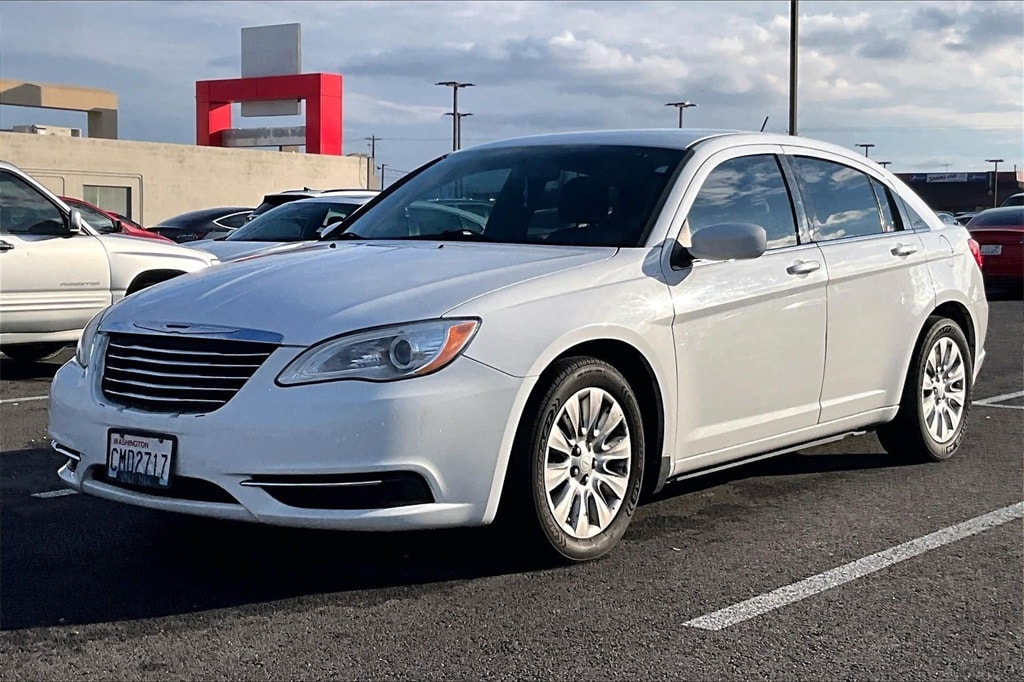 2013 Chrysler 200 LX's photo