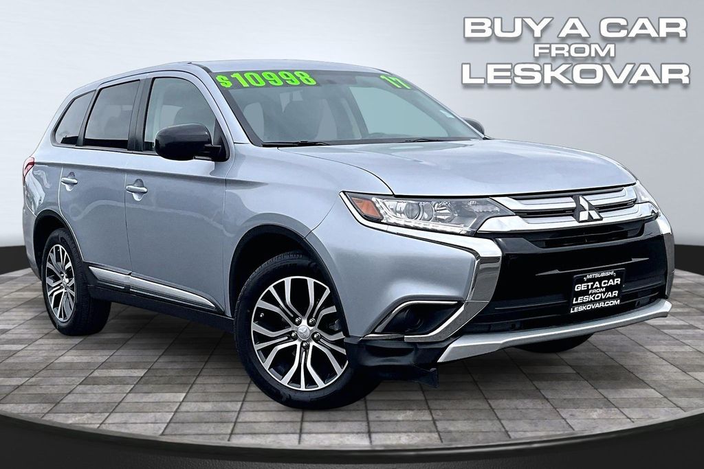 2017 Mitsubishi Outlander ES FWD's photo