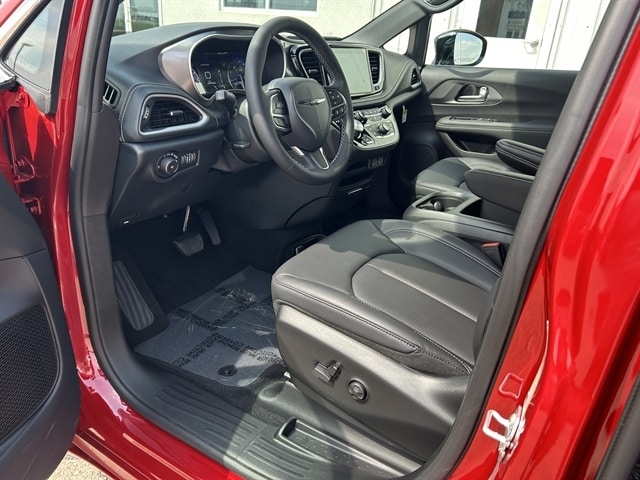2025 Chrysler Pacifica Select - Photo 18