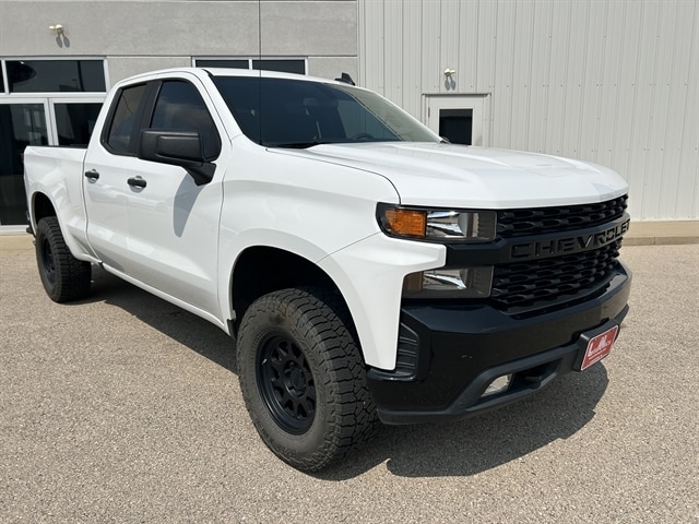 Used 2020 Chevrolet Silverado 1500 Custom with VIN 1GCRYCEF1LZ290487 for sale in Lancaster, WI