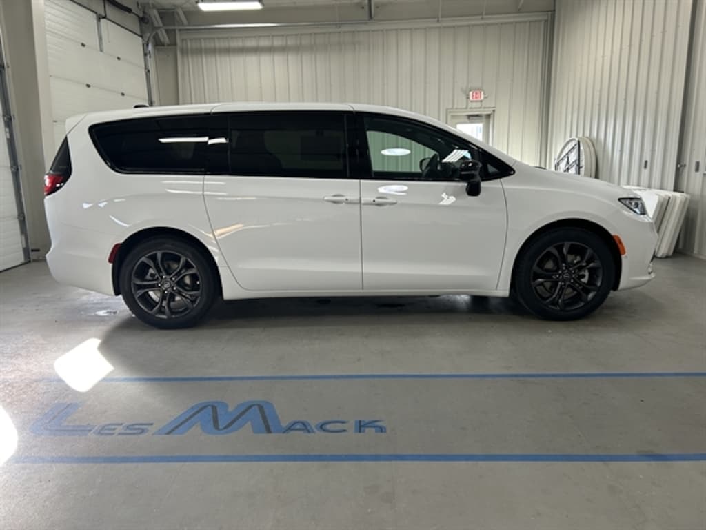 New 2026 Chrysler Pacifica SELECT Passenger Van
