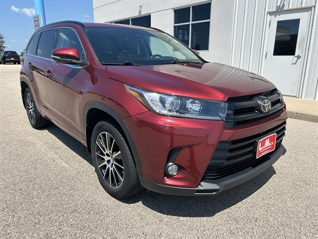 Used 2017 Toyota Highlander SE with VIN 5TDJZRFH9HS468619 for sale in Lancaster, WI