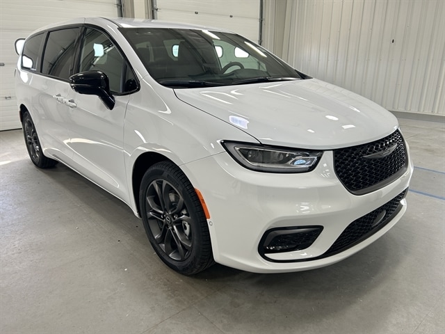 2026 Chrysler Pacifica Select's photo