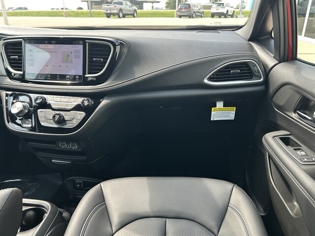 2025 Chrysler Pacifica Select - Photo 35