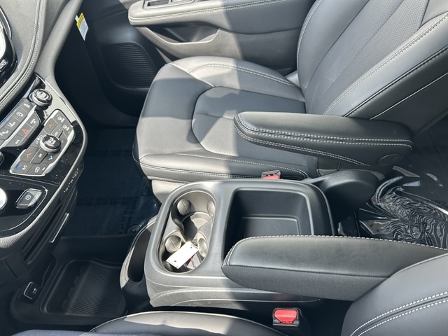 2025 Chrysler Pacifica Select - Photo 33