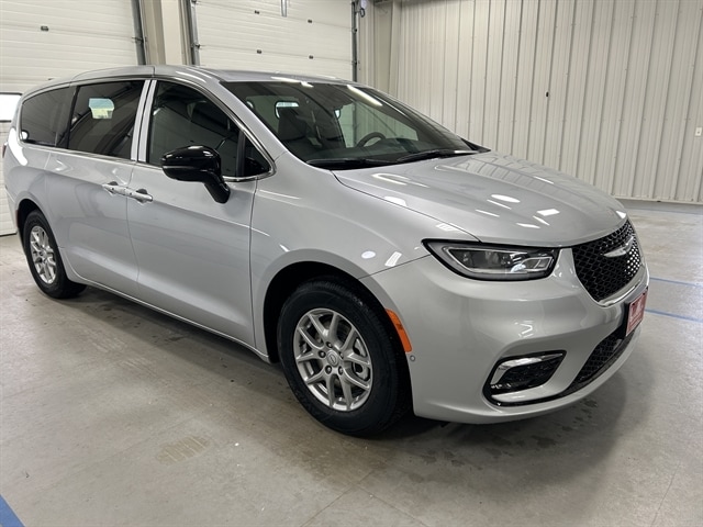 2026 Chrysler Pacifica Select's photo