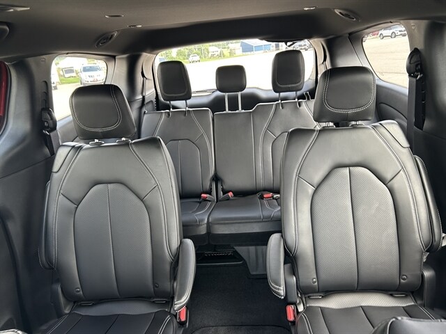 2025 Chrysler Pacifica Select - Photo 16