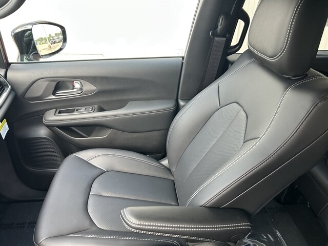 2025 Chrysler Pacifica Select - Photo 15