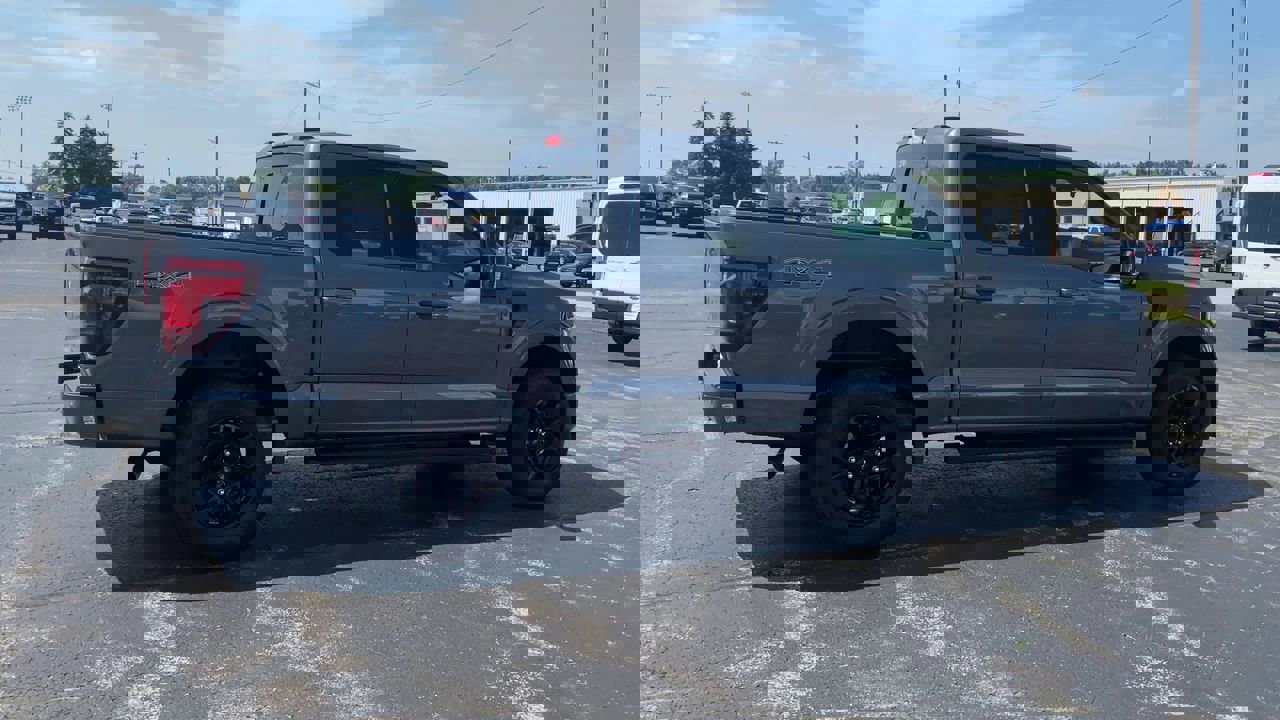 2025 Ford F-150 XLT photo 2