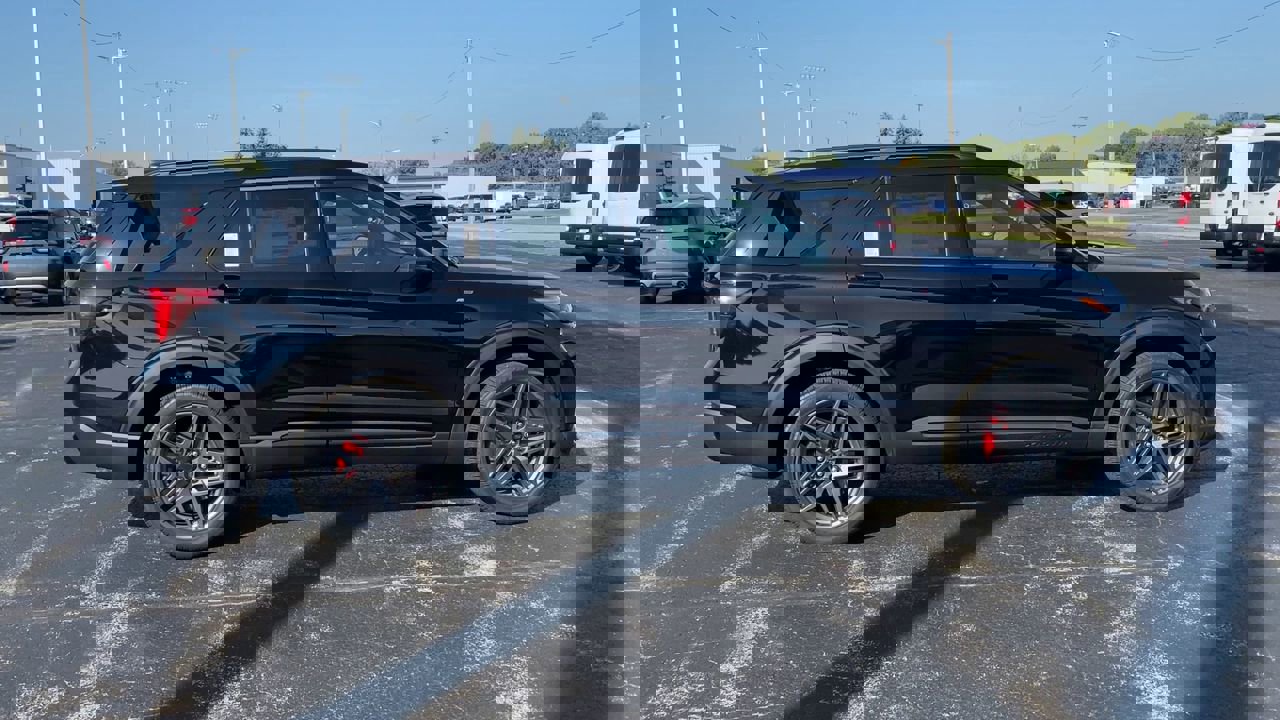 2025 Ford Explorer ST-Line photo 2