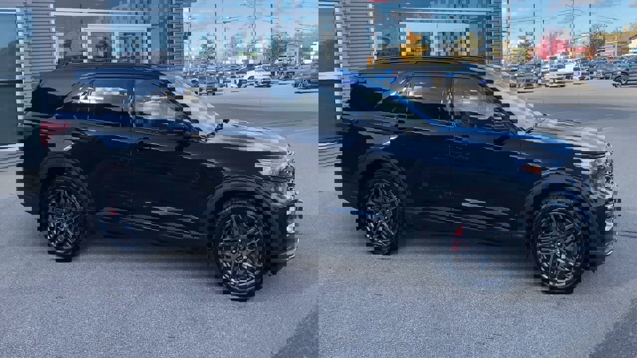 2022 Ford Explorer ST photo 3