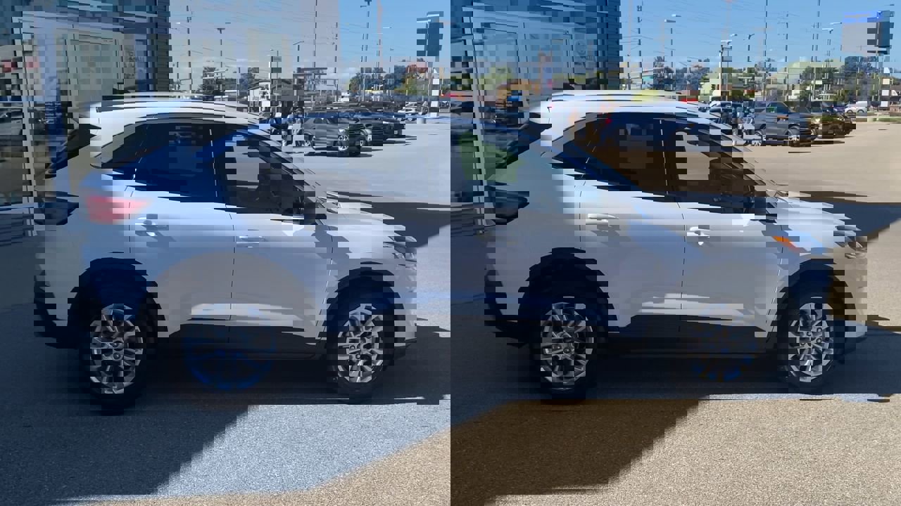2022 Ford Escape SE photo 2