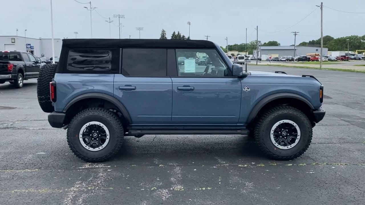 2024 Ford Bronco Outer Banks photo 2