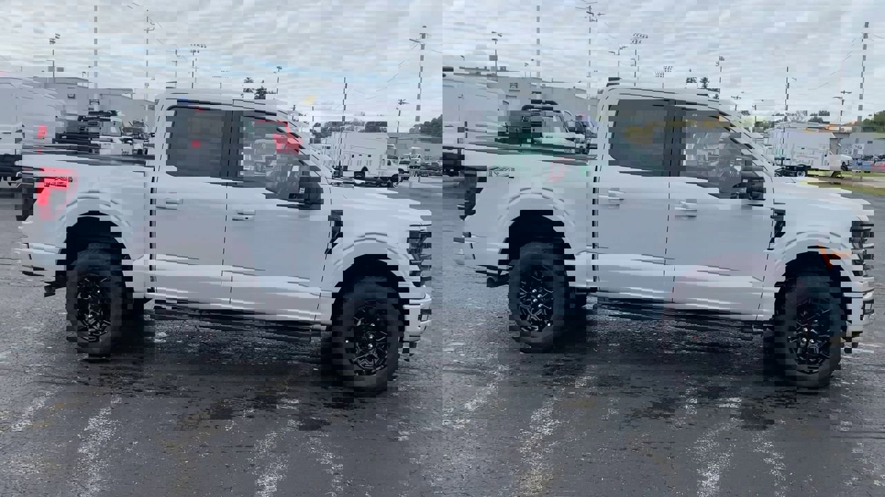 2025 Ford F-150 XLT photo 3