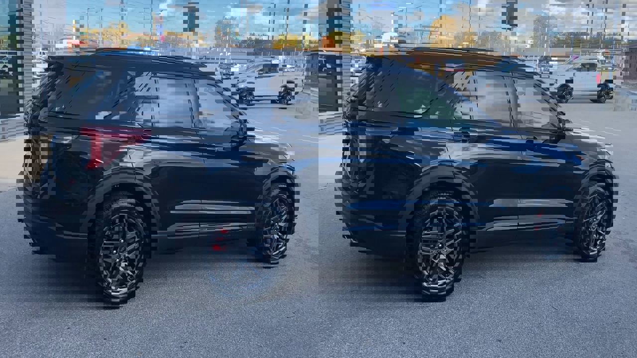 2022 Ford Explorer ST photo 2