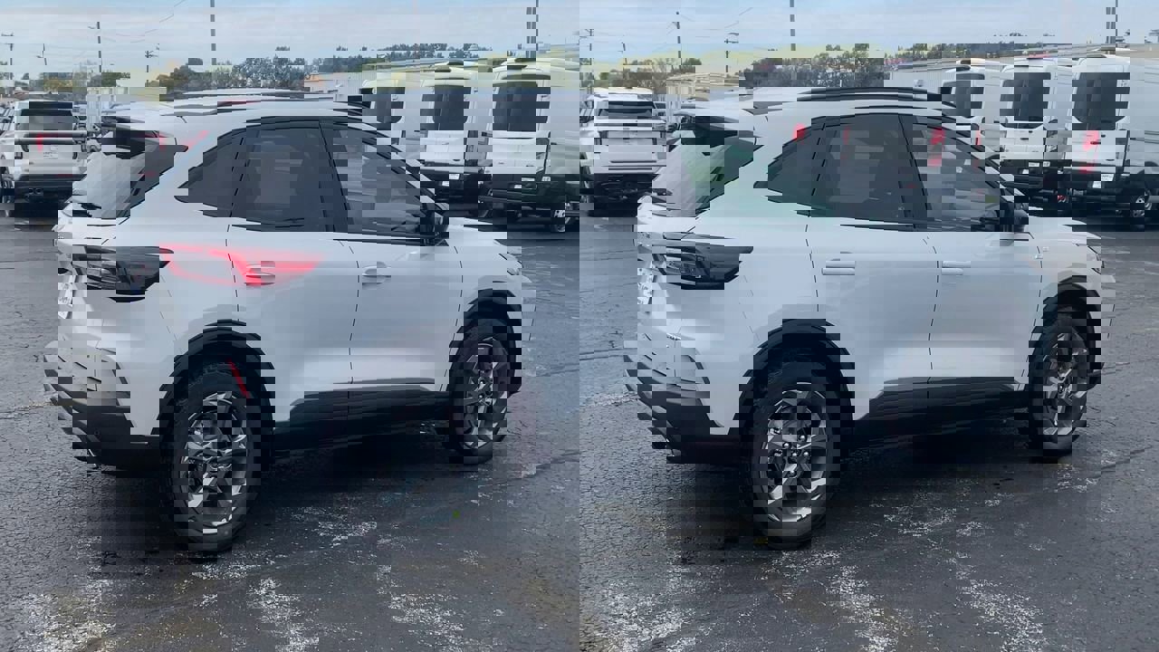 2026 Ford Escape ST-Line photo 2