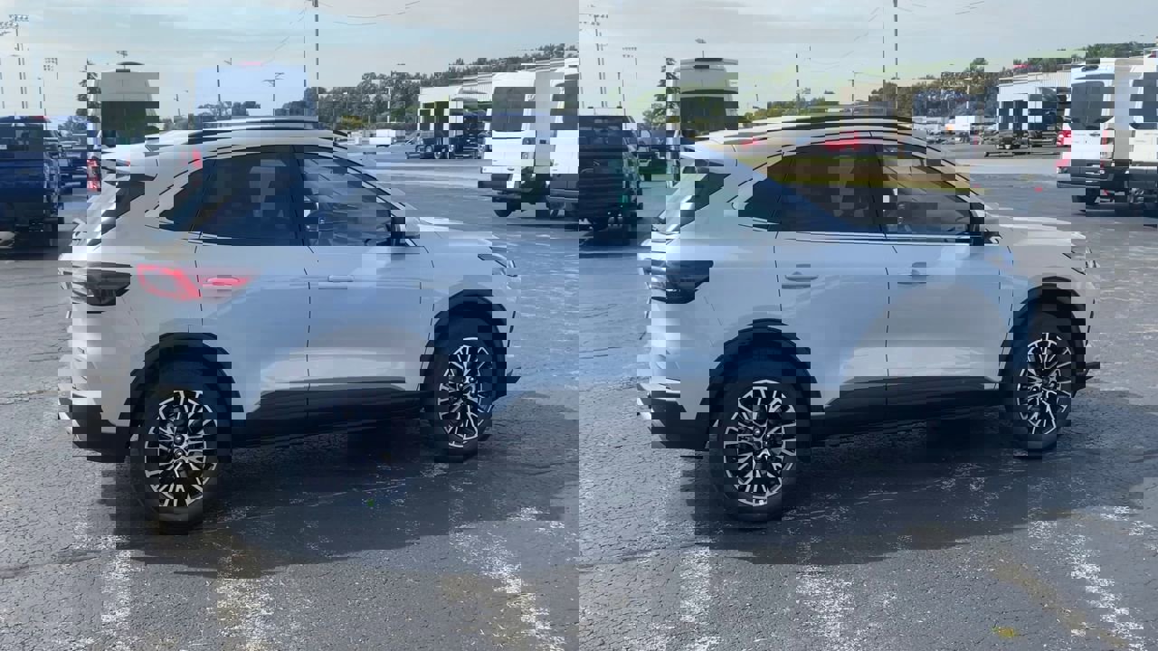 2025 Ford Escape photo 2