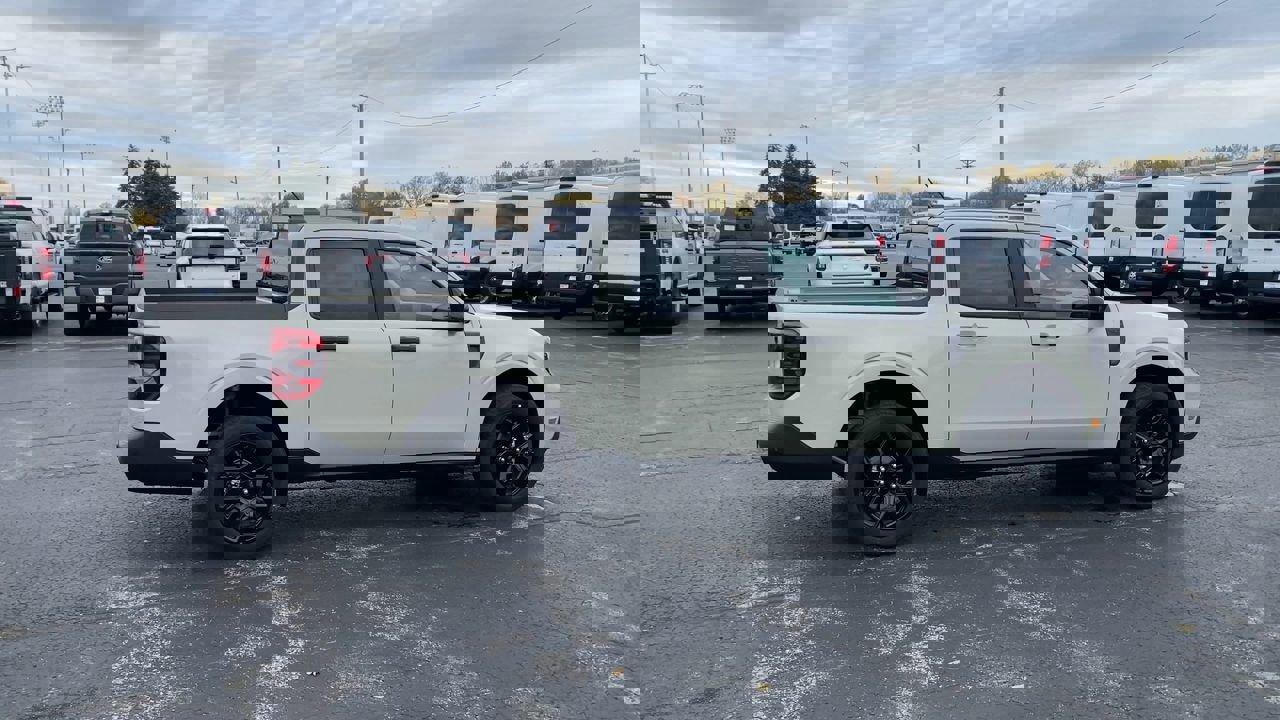 2025 Ford Maverick XLT photo 2