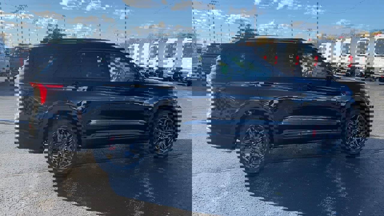2026 Ford Explorer ST-Line photo 2