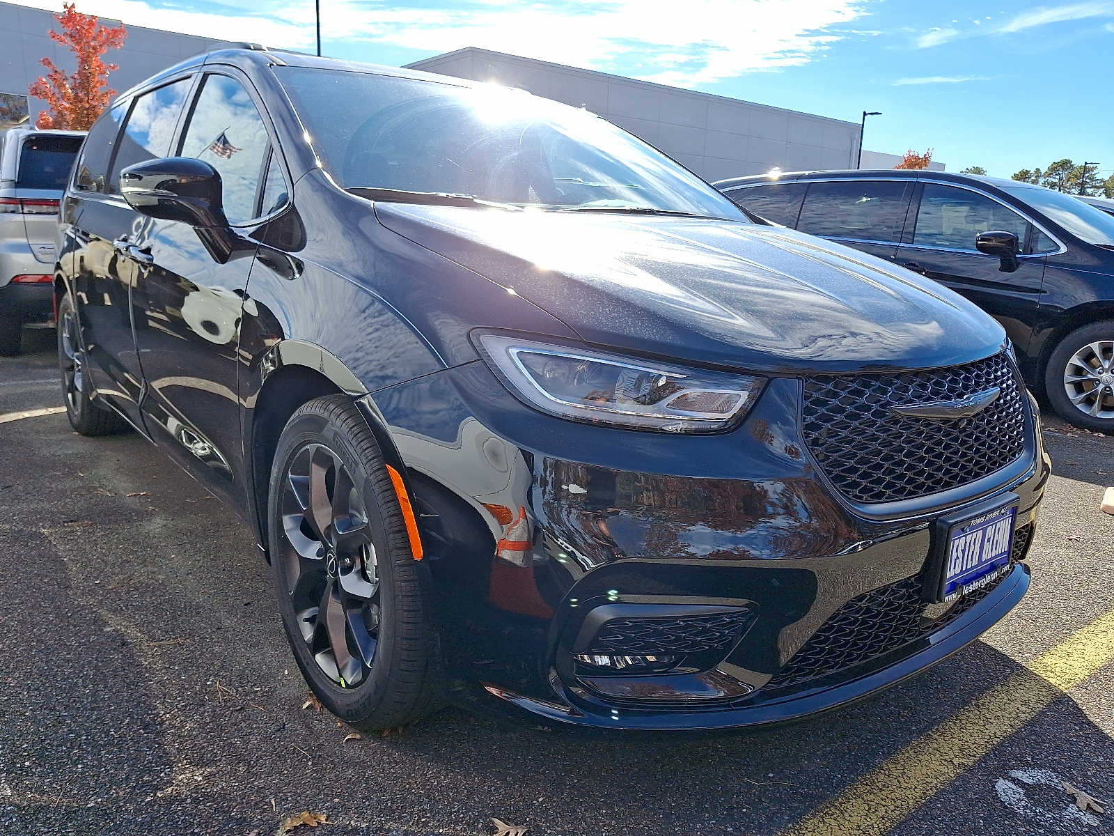 2026 Chrysler Pacifica Select's photo