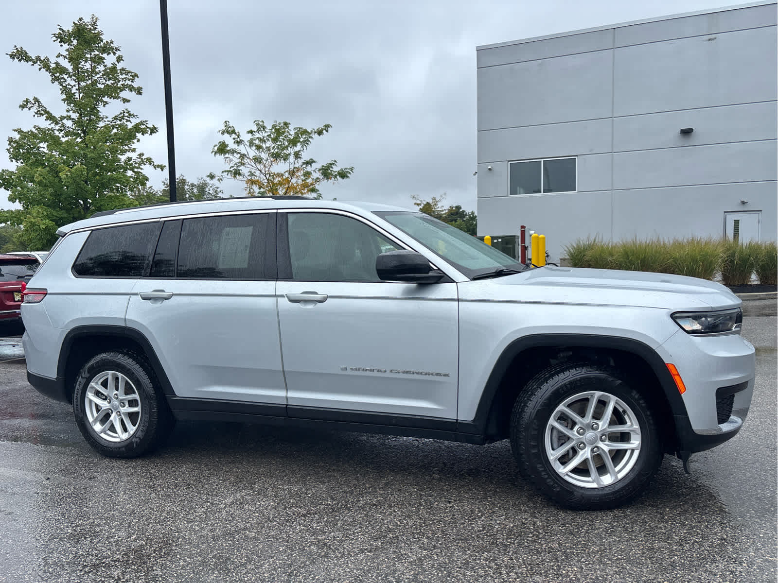 2021 Jeep Grand Cherokee Laredo photo 3