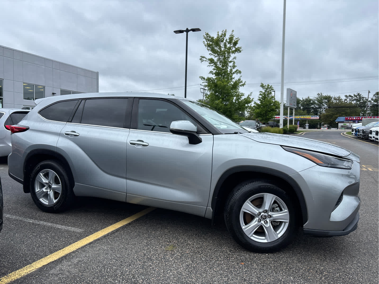 2022 Toyota Highlander LE photo 3