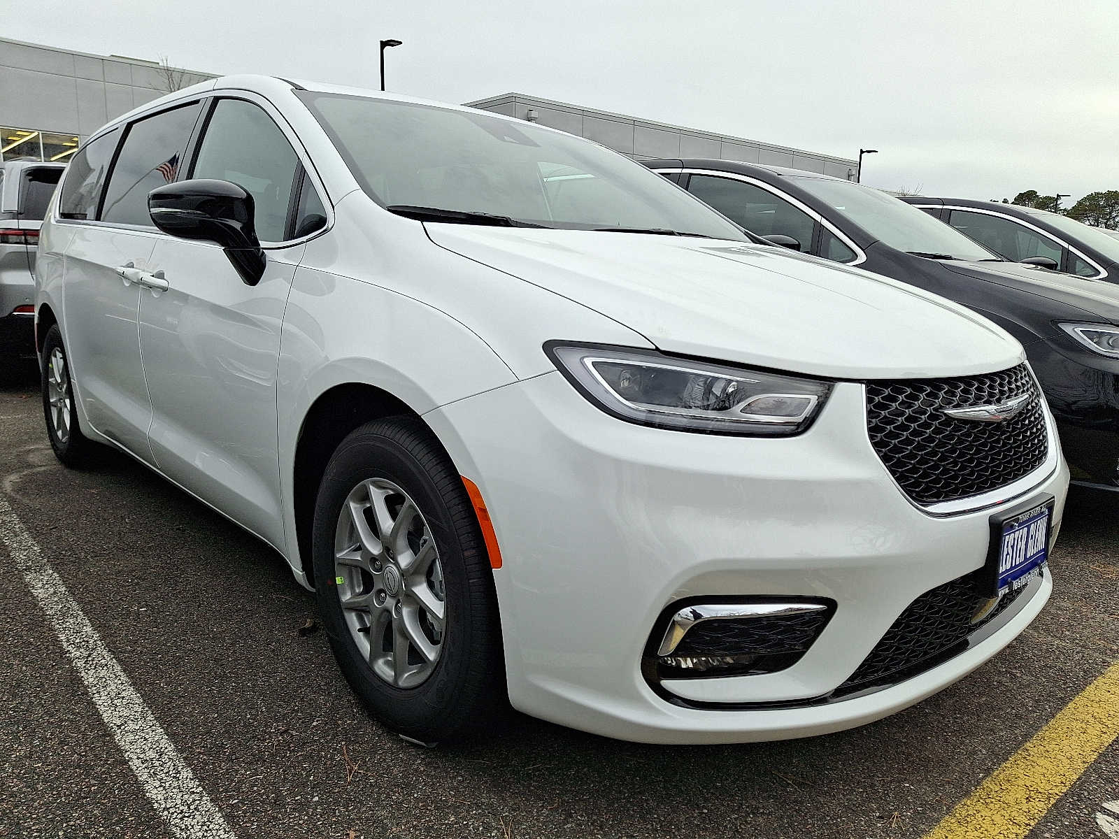 2026 Chrysler Pacifica Select's photo