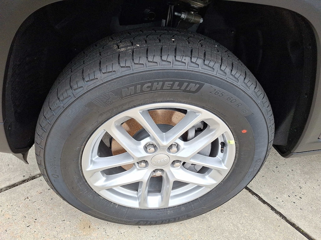 New 2025 Jeep Grand Cherokee Laredo Sport Utility