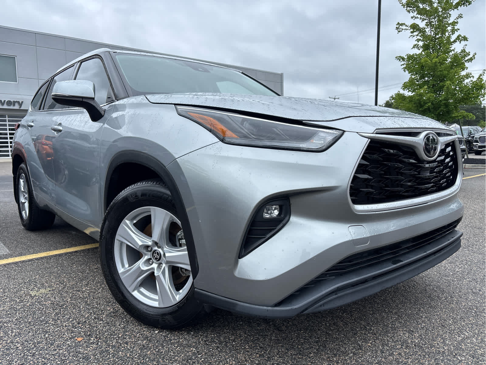2022 Toyota Highlander LE photo 2
