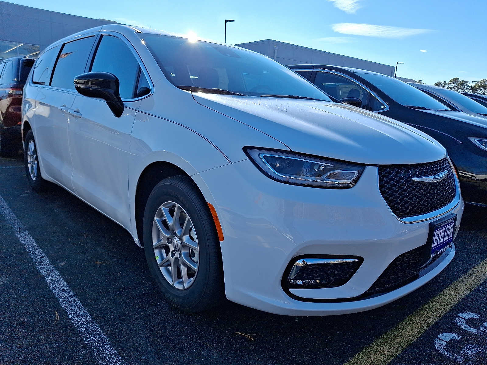 2026 Chrysler Pacifica Select's photo