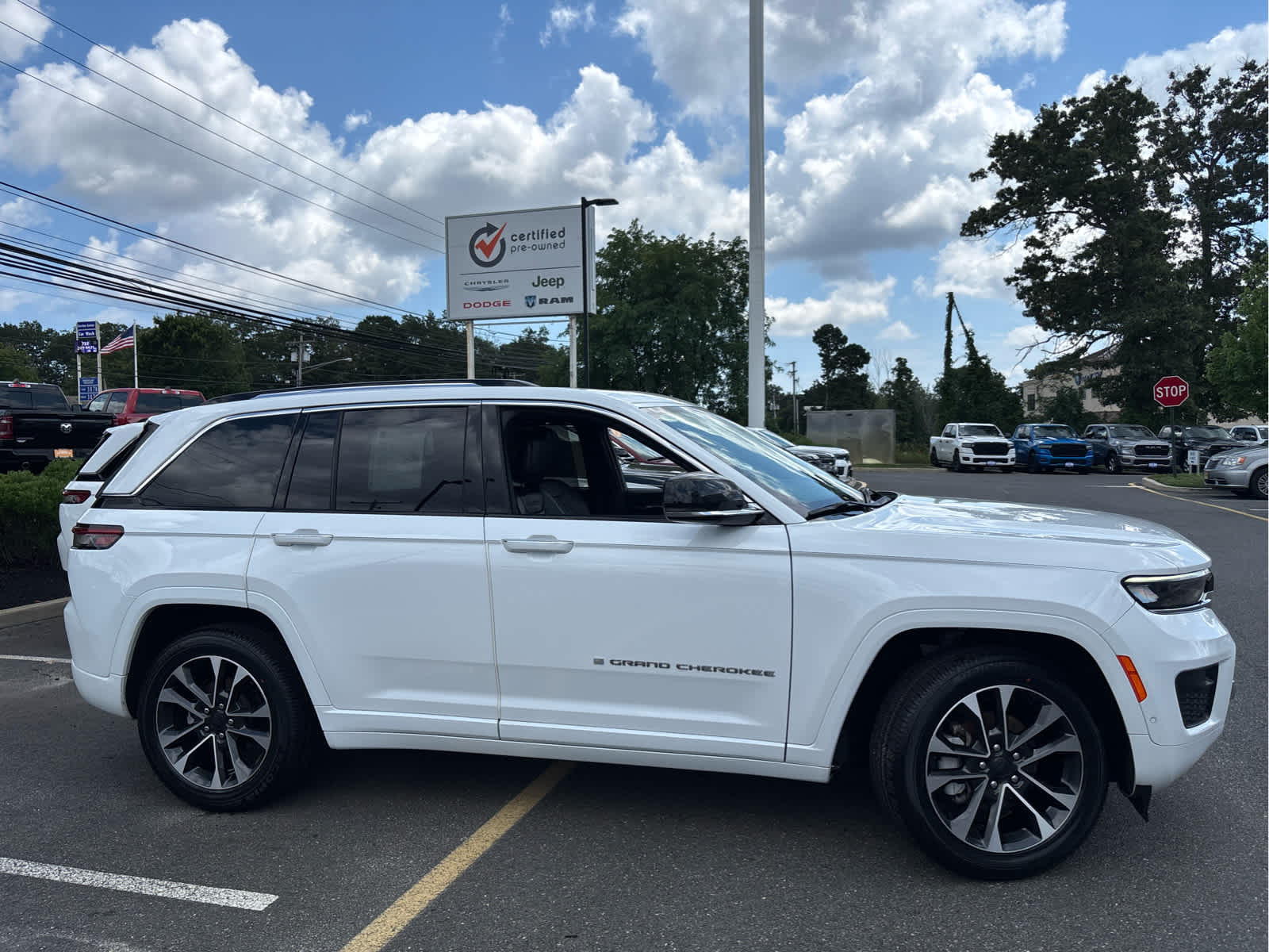 2023 Jeep Grand Cherokee Overland photo 2