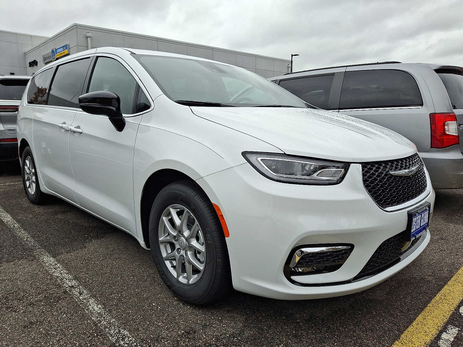 2026 Chrysler Pacifica Select's photo