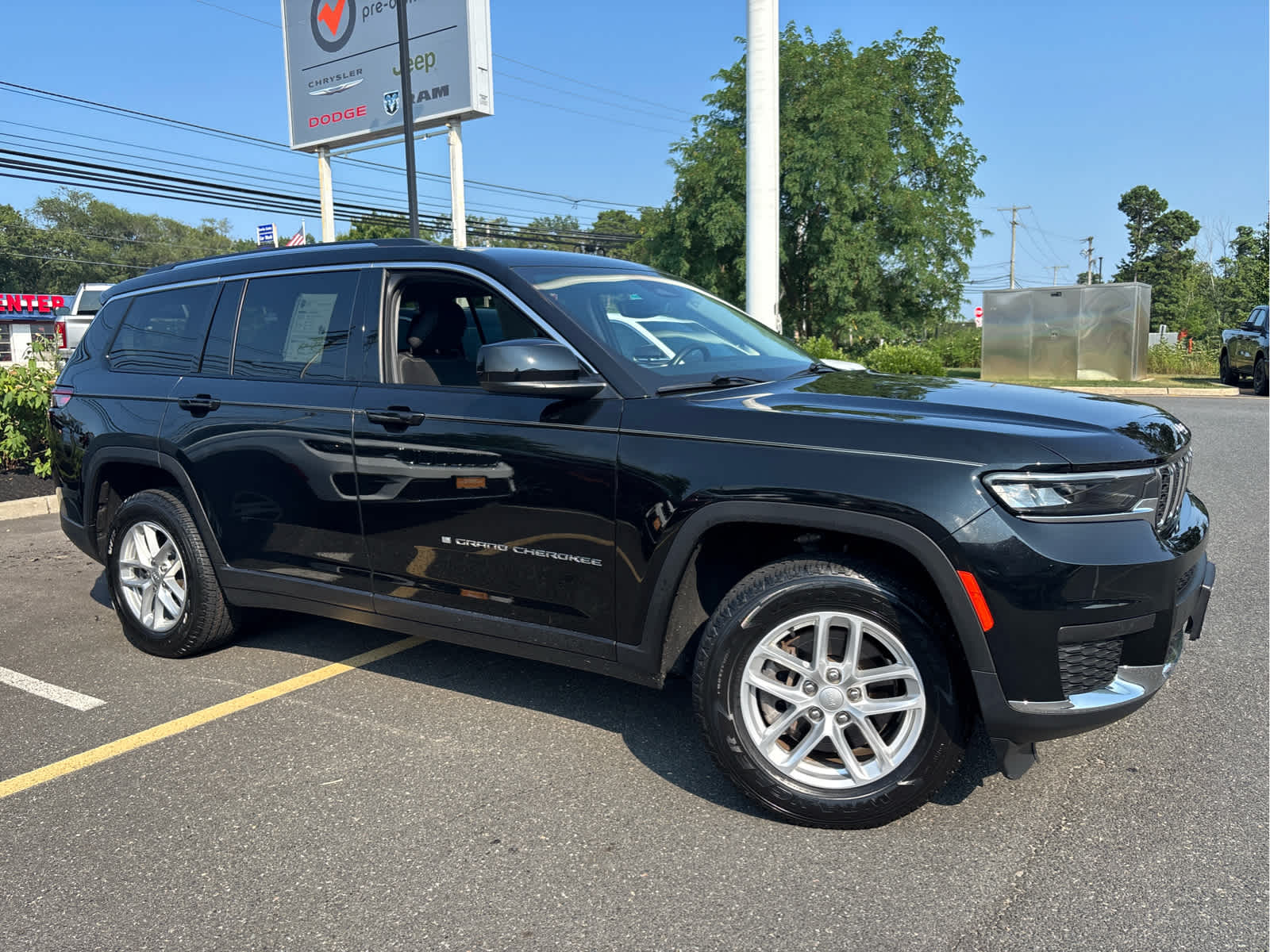 2022 Jeep Grand Cherokee Laredo photo 3