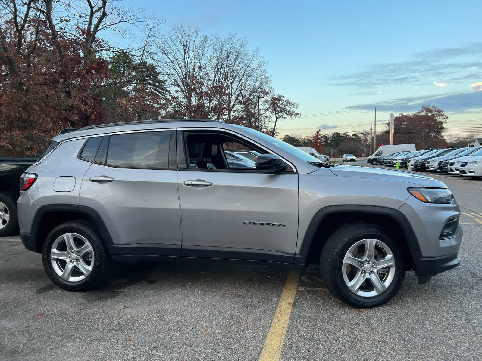 2023 Jeep Compass Latitude photo 2
