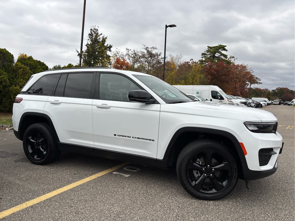Used 2023 Jeep Grand Cherokee Altitude SUV
