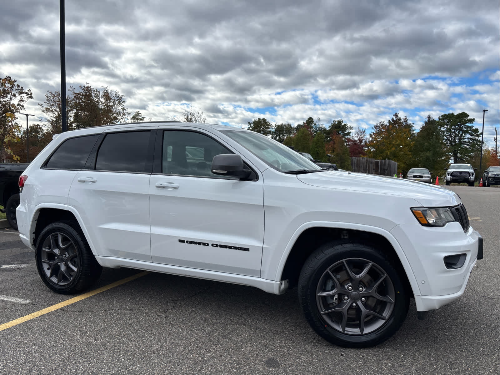 2021 Jeep Grand Cherokee Anniversary Edition photo 2