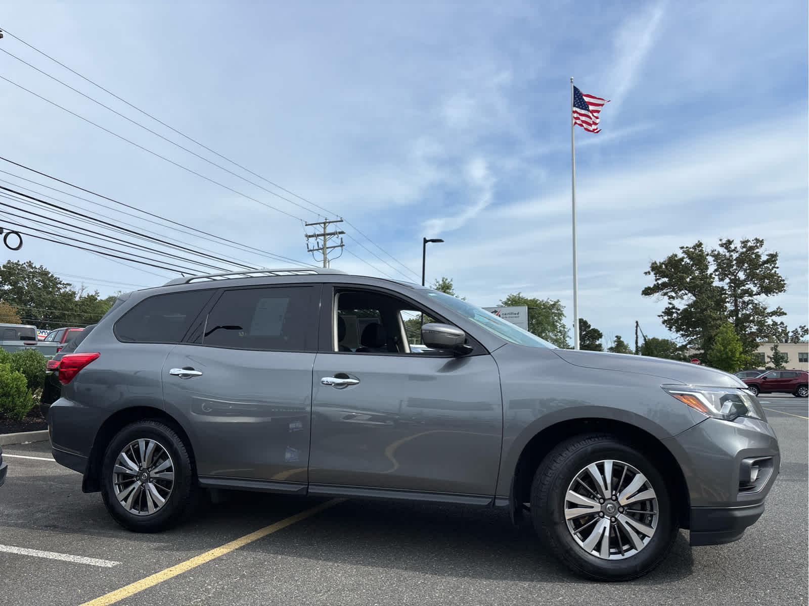 2018 Nissan Pathfinder S photo 2
