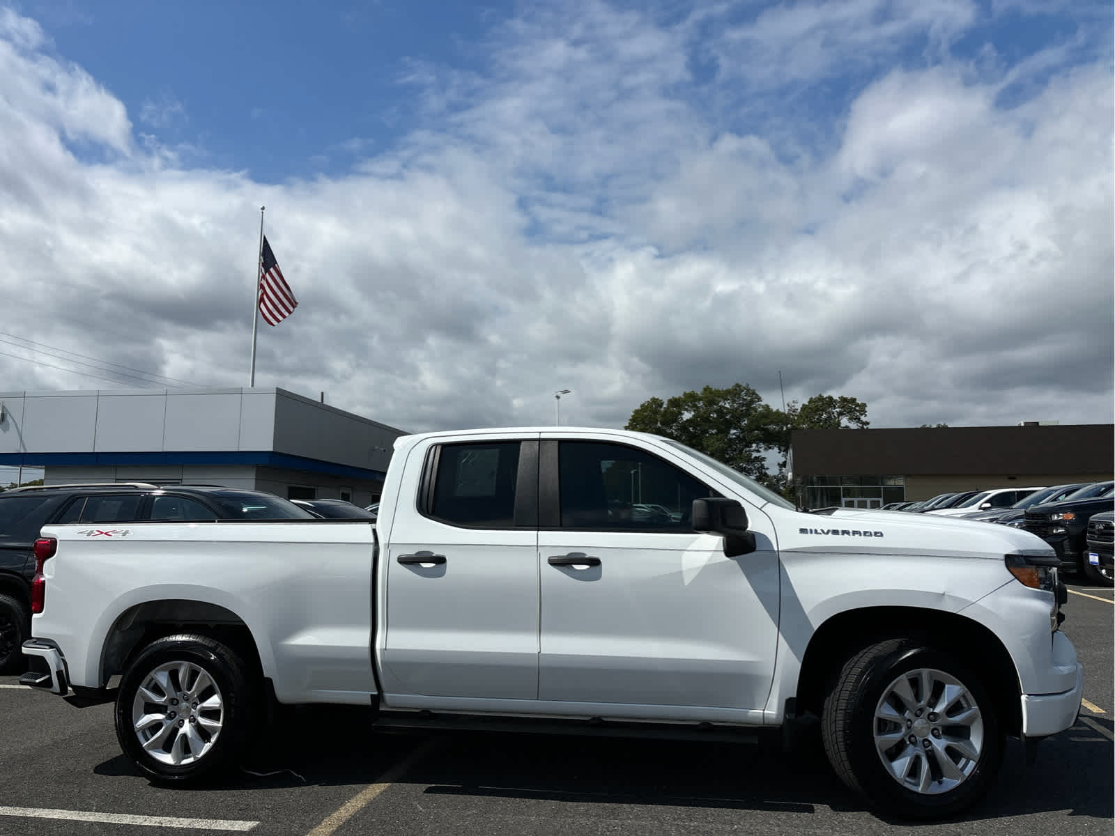 2022 Chevrolet Silverado 1500 Custom photo 2