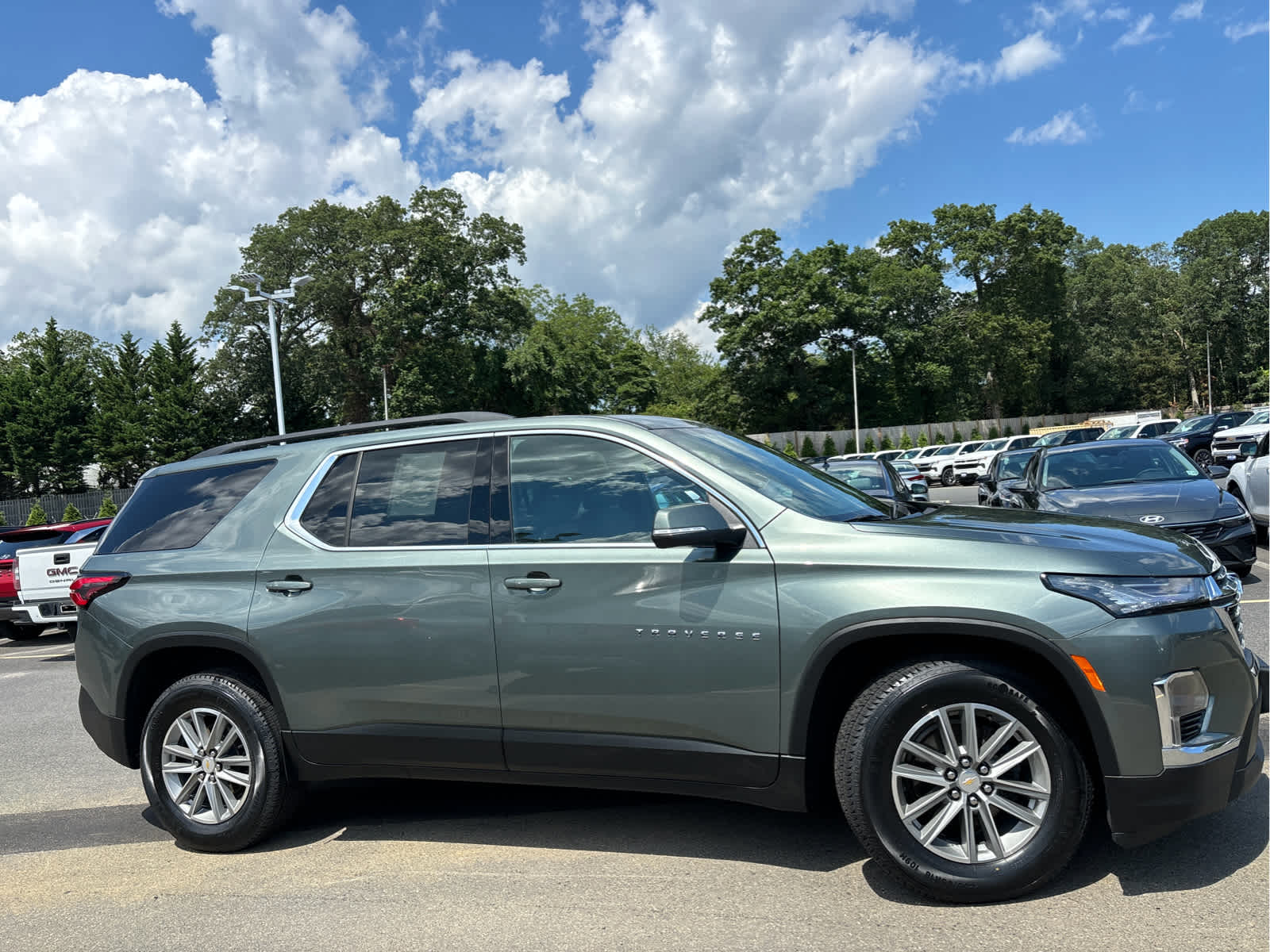 2023 Chevrolet Traverse Cloth 1LT photo 2