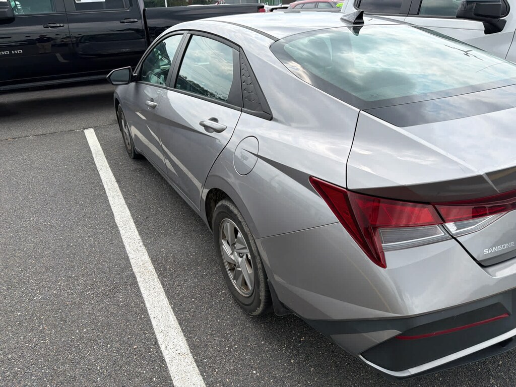 Used 2025 Hyundai Elantra SE Sedan