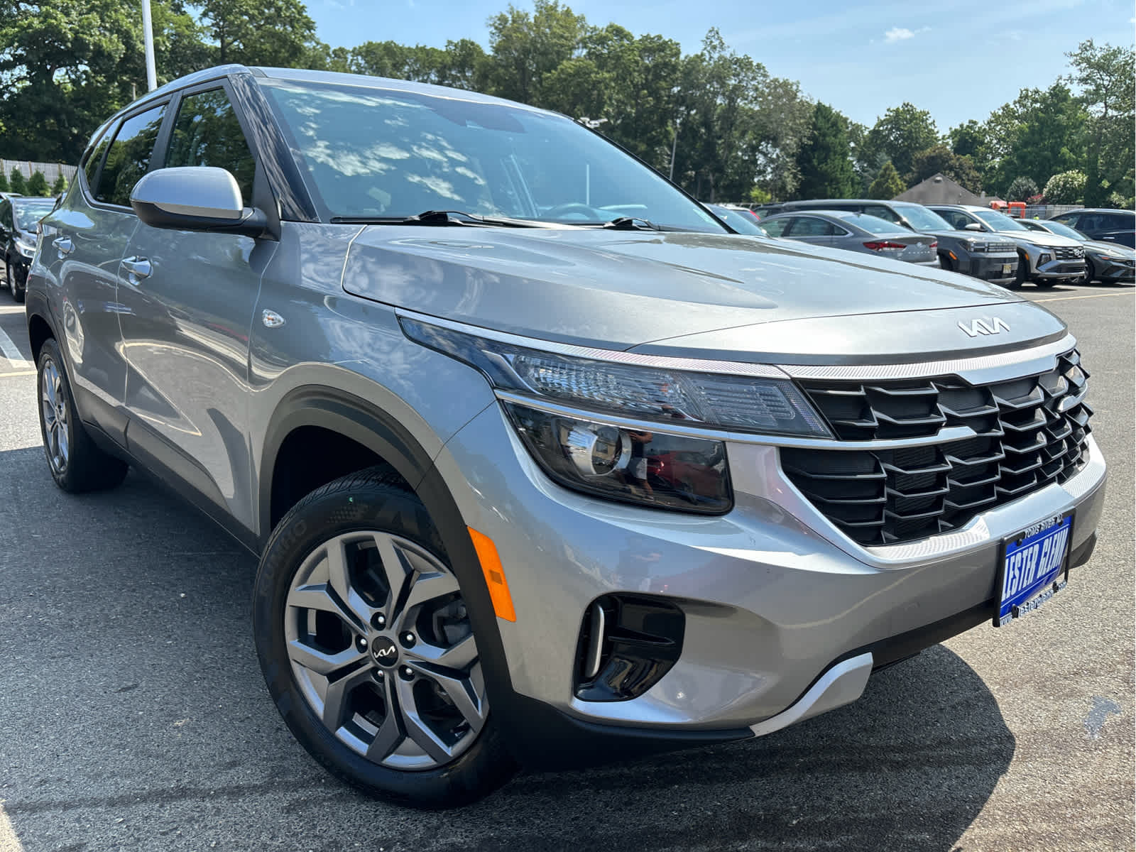 2024 Kia Seltos LX photo 2