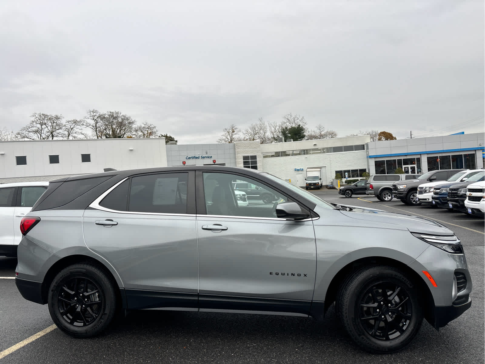 2023 Chevrolet Equinox LT photo 2