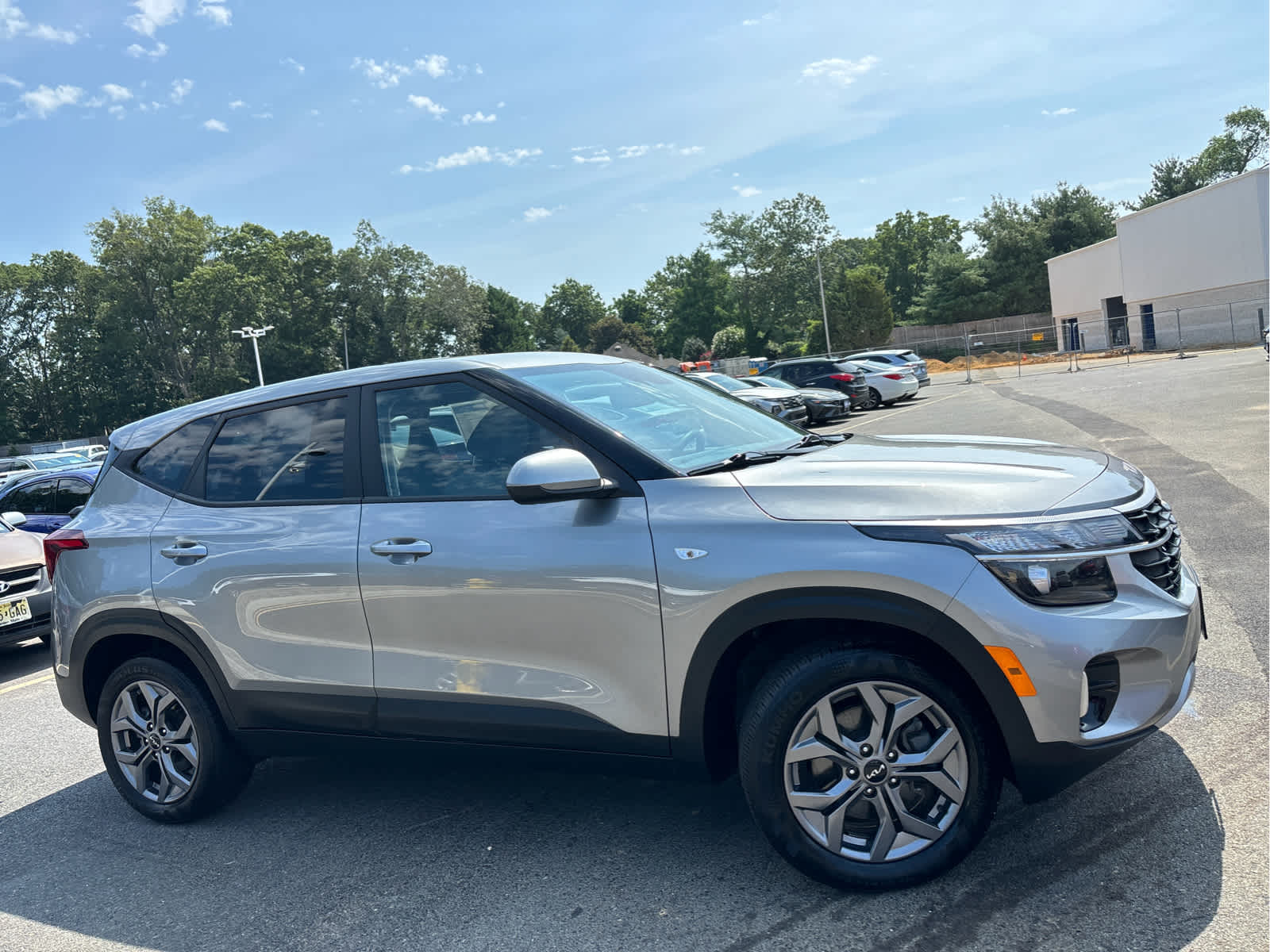 2024 Kia Seltos LX photo 2