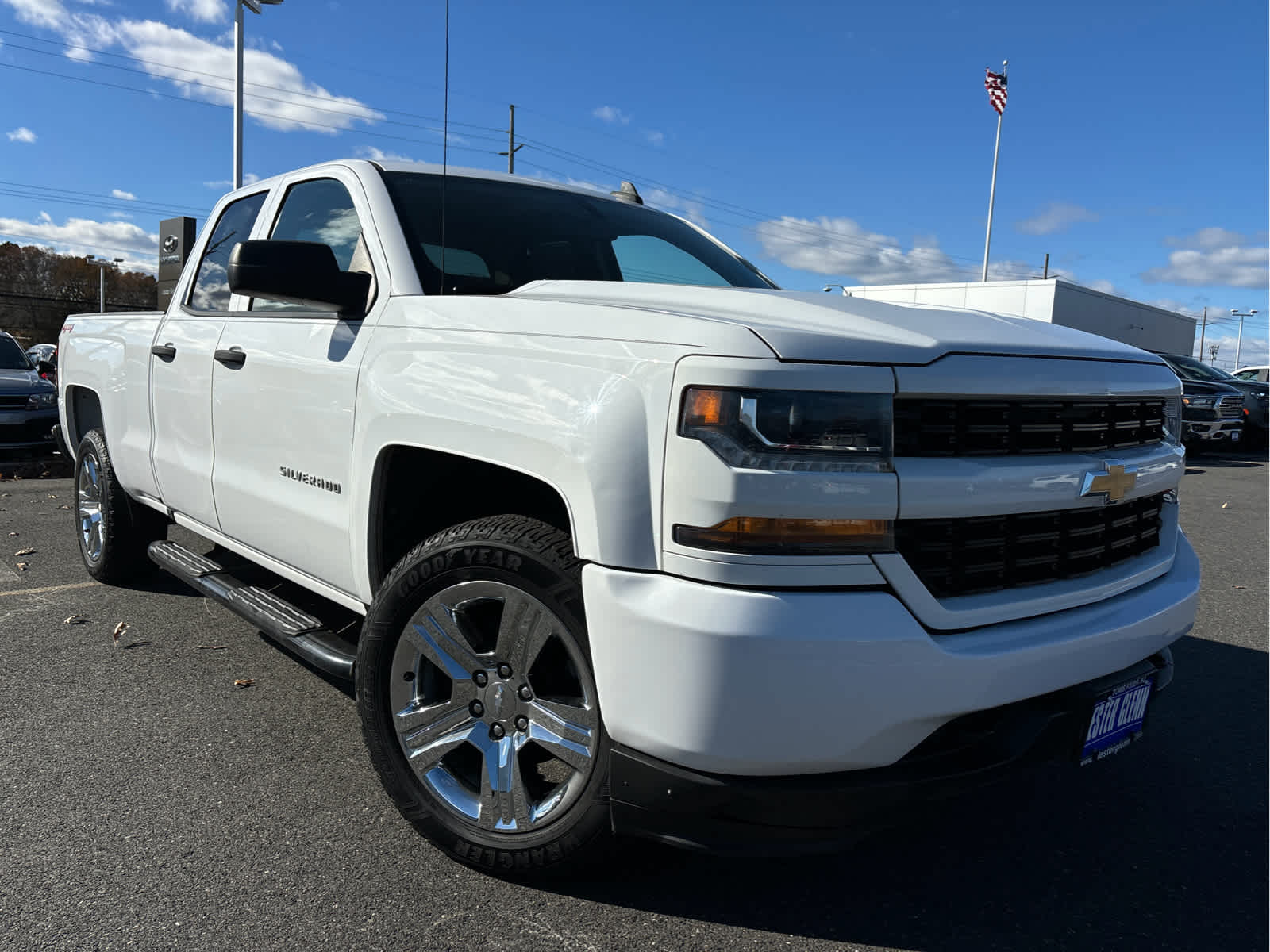 2018 Chevrolet Silverado 1500 Custom photo 2