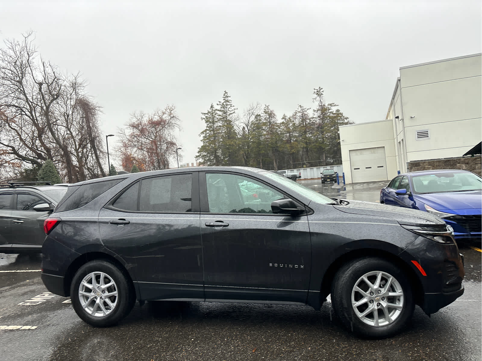 2022 Chevrolet Equinox LS photo 3